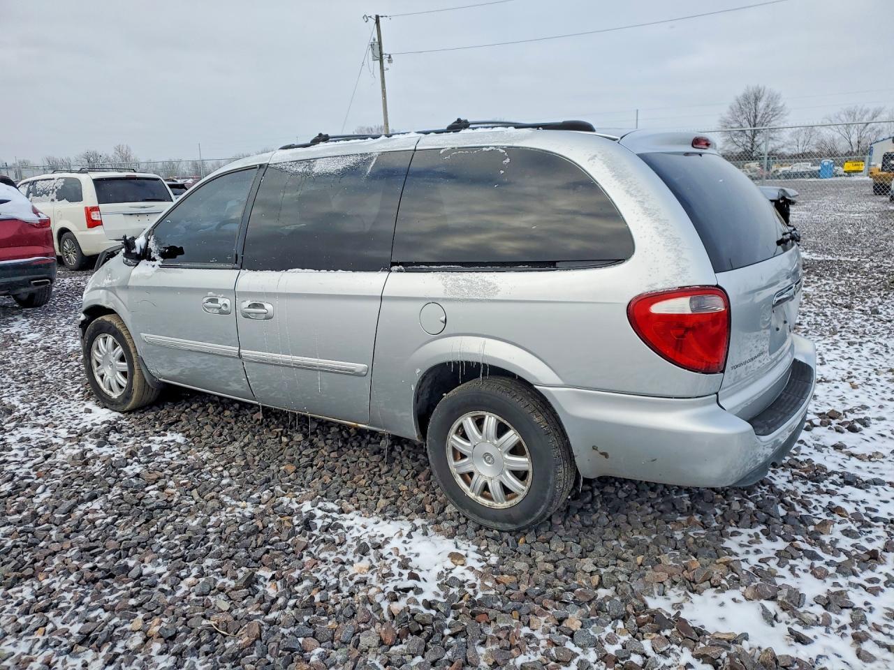 2005 Chrysler Town & Country Touring - Фото 2