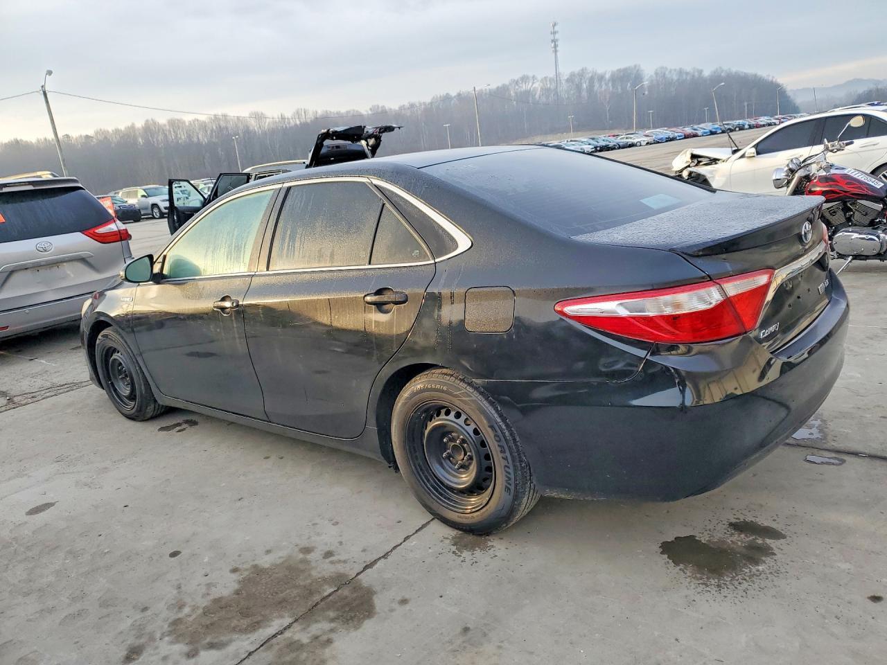 2015 Toyota Camry Hybrid Le - Image 2