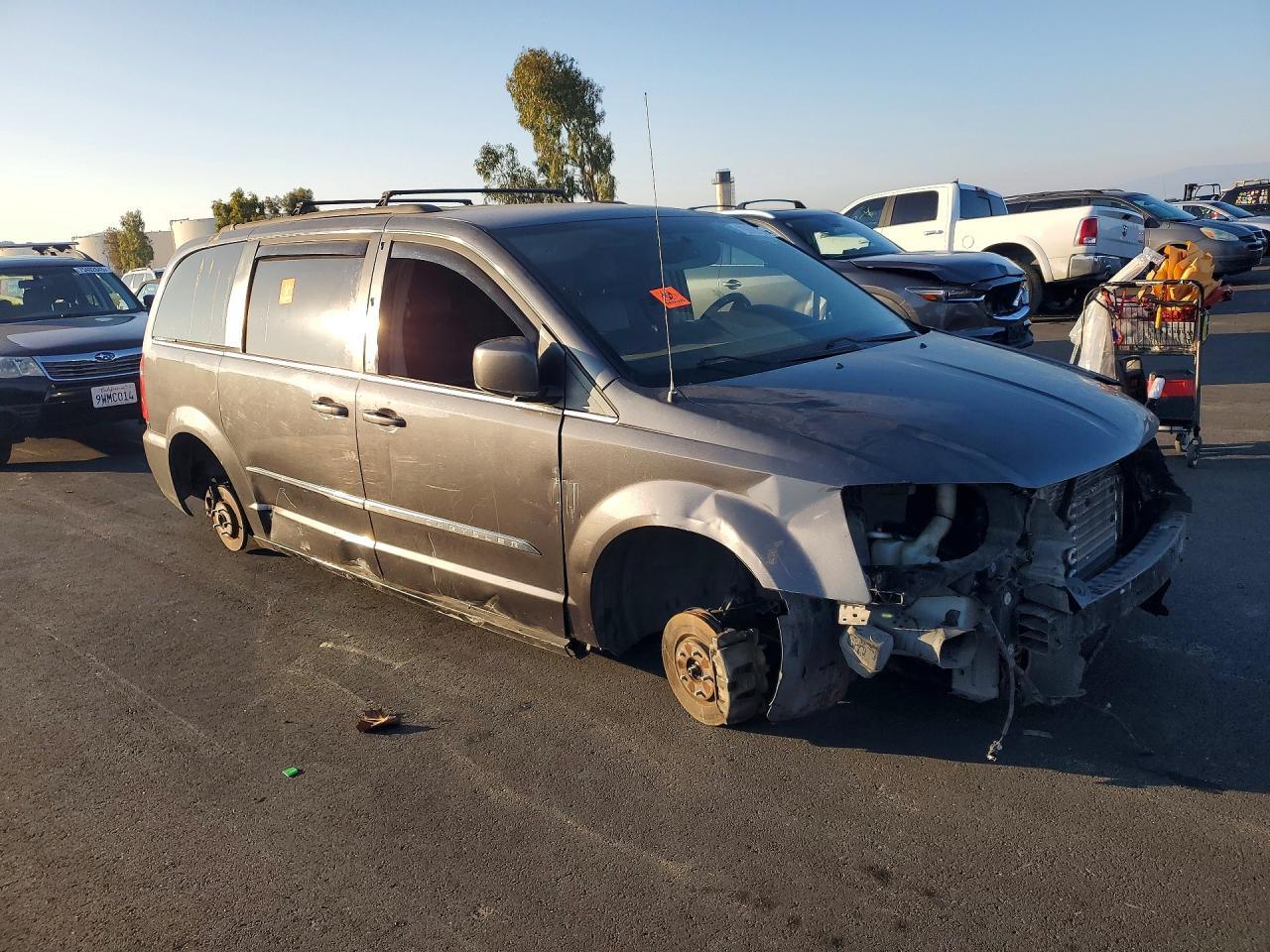2015 Chrysler Town & Country Touring - Фото 4
