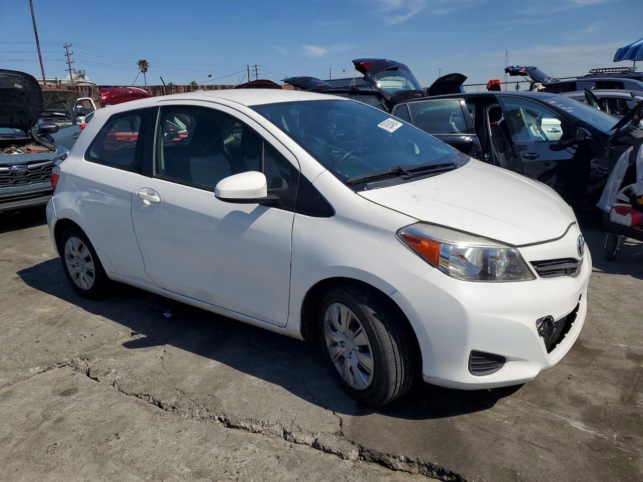 2012 Toyota Yaris 3-Door Le - Фото 4