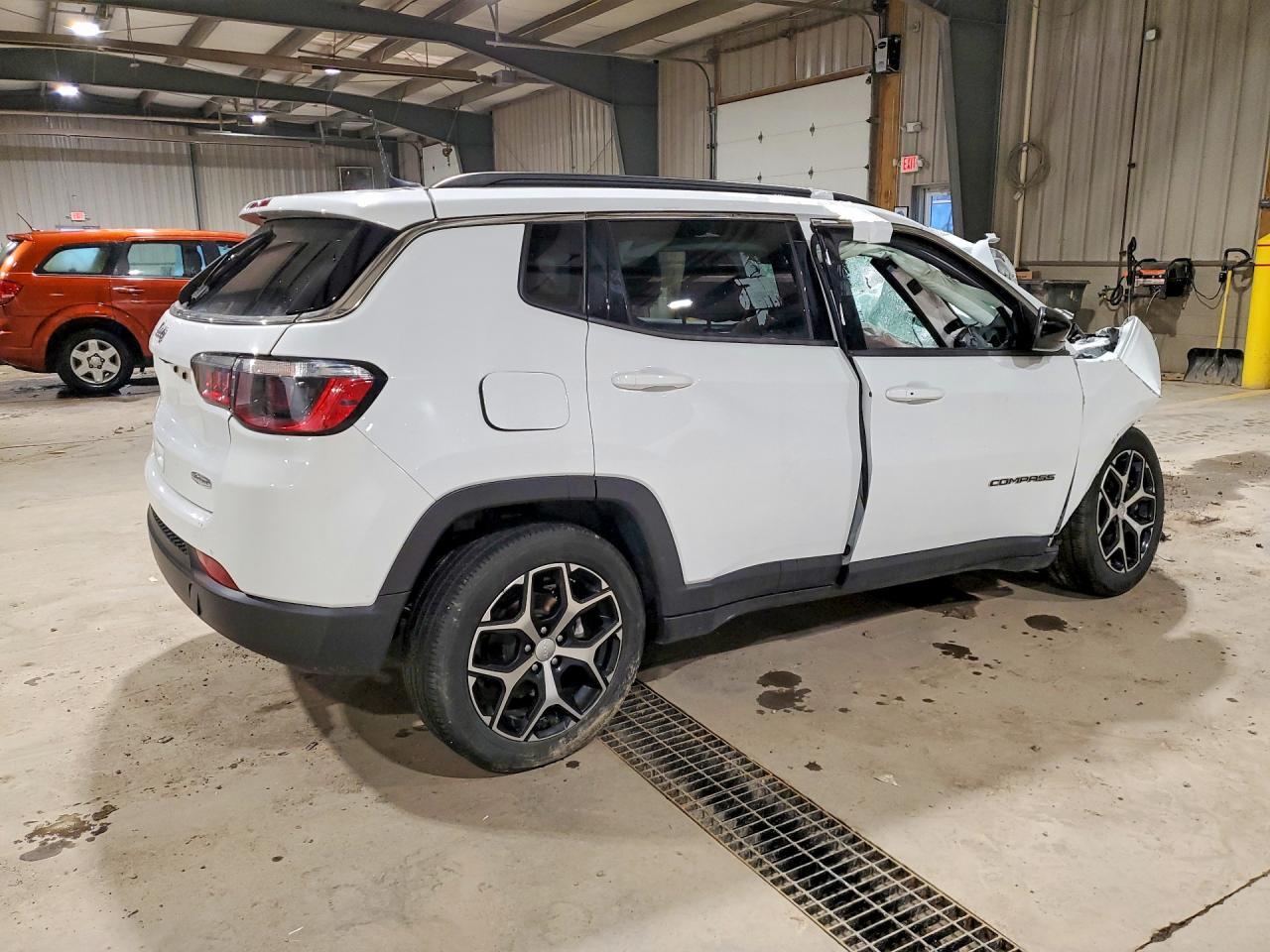 2024 Jeep Compass Latitude - Image 3