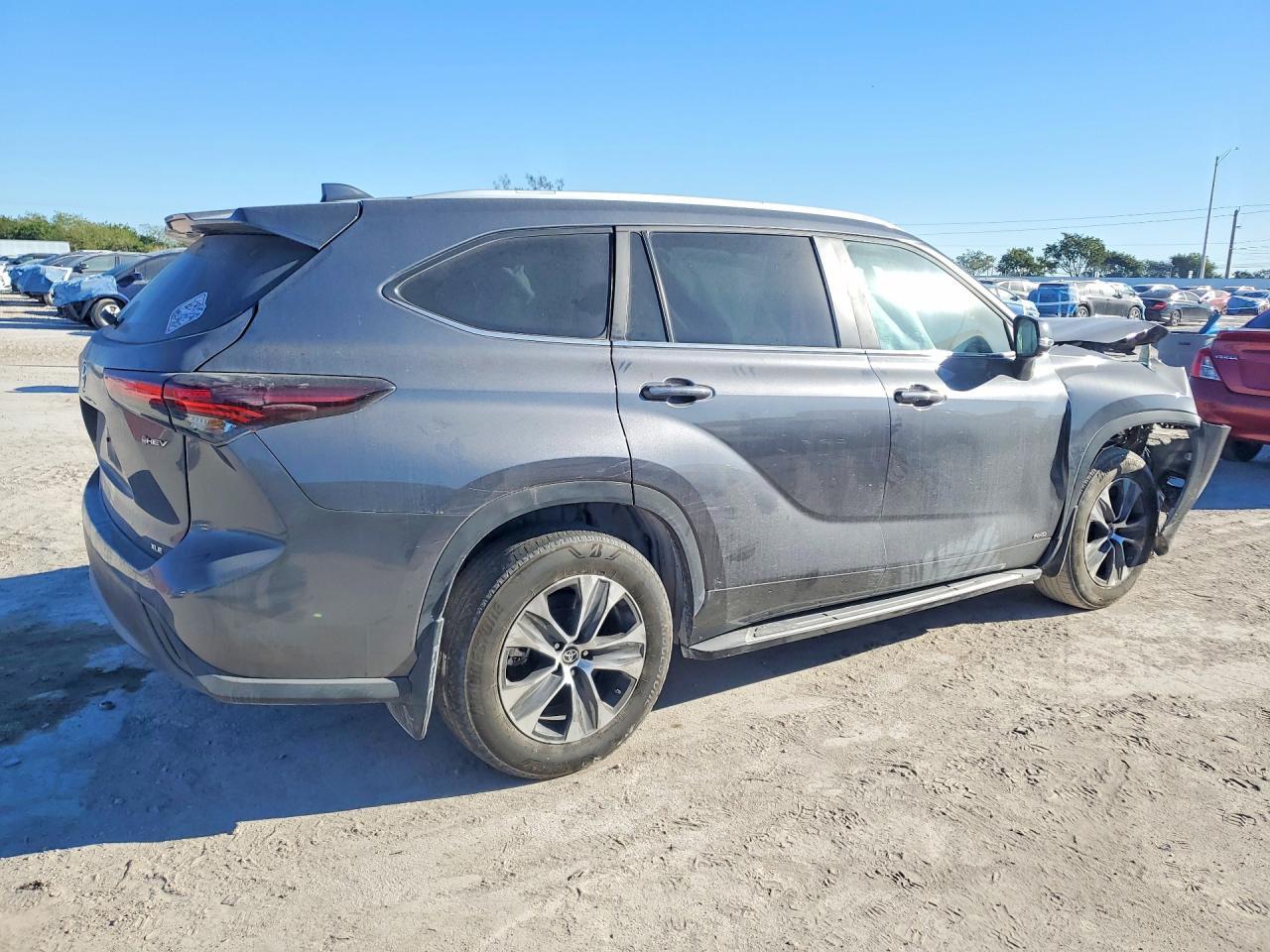 2025 Toyota Highlander - Image 3