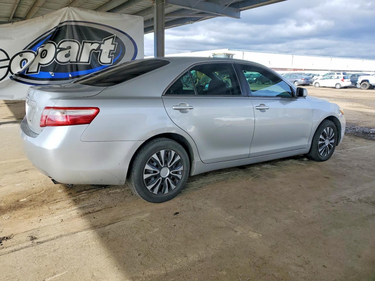 2009 Toyota Camry Le - Фото 3