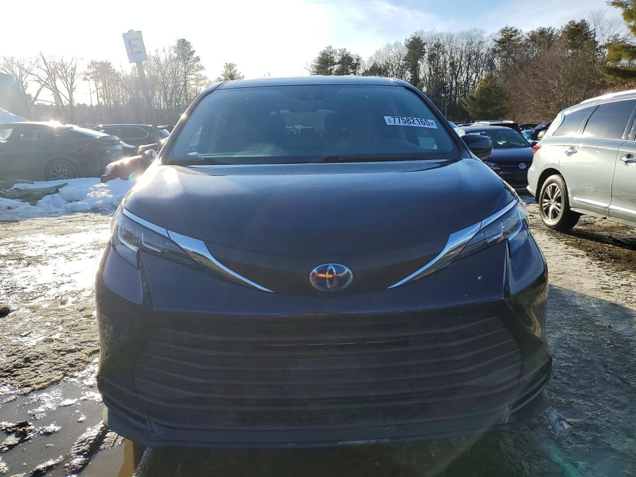 2022 Toyota Sienna Le 8-Passenger - Image 5