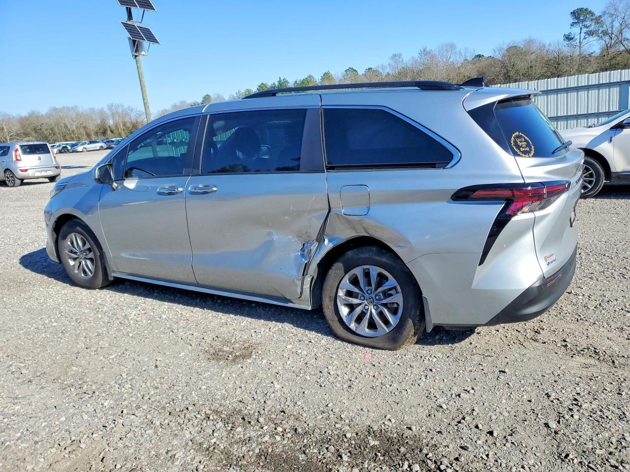 2025 Toyota Sienna Xle - Image 2