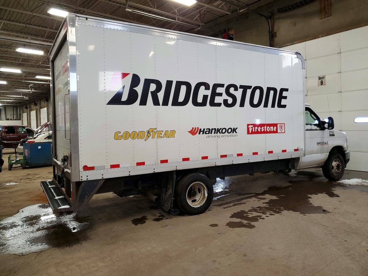 2022 Ford Econoline E450 Super Duty Cutaway Van - Фото 3