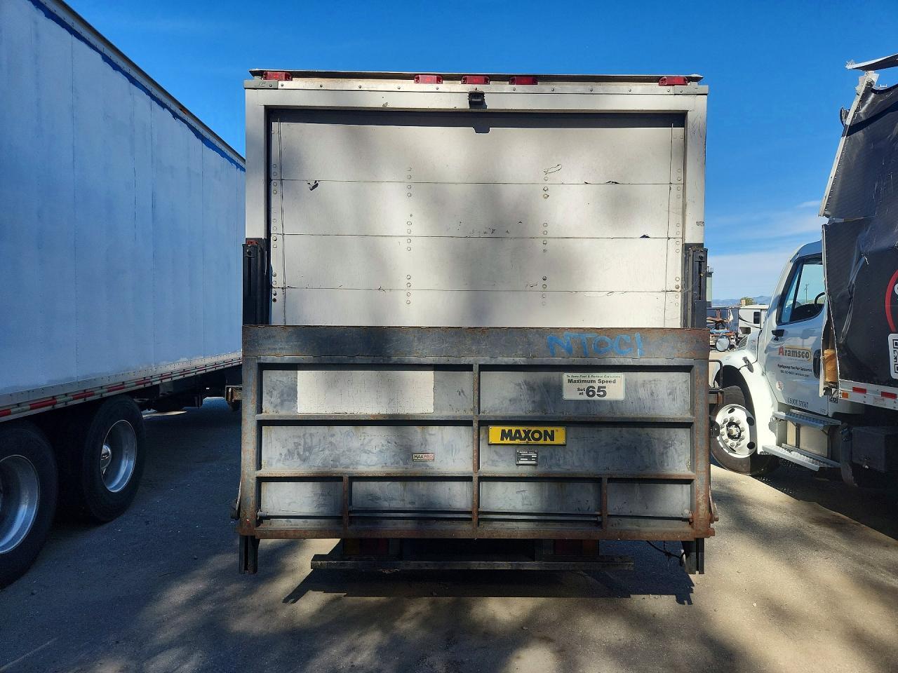 2011 Isuzu Npr Hd Box Truck - Фото 6