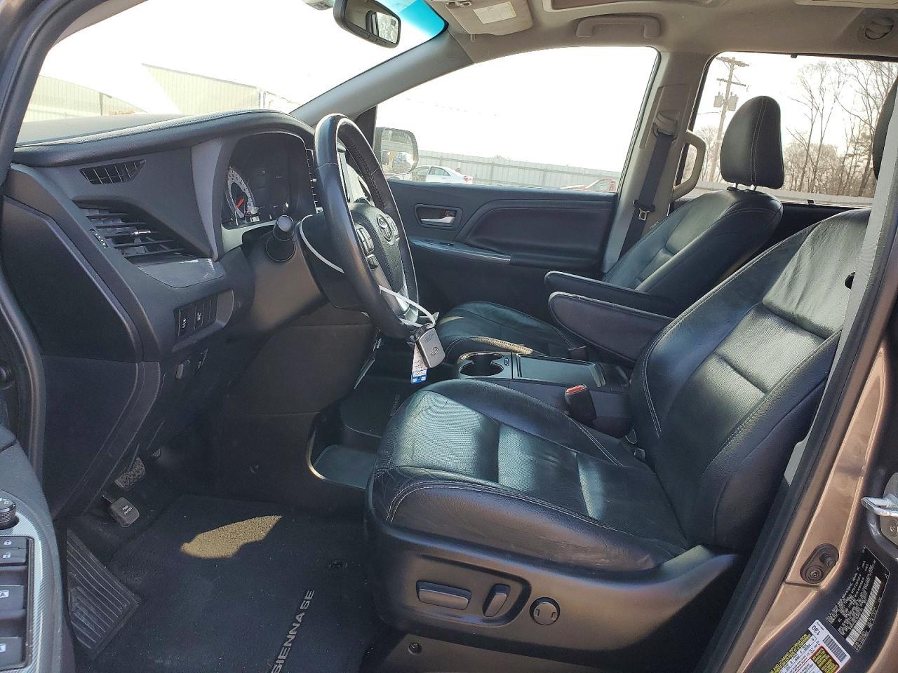 2017 Toyota Sienna Se - Фото 7