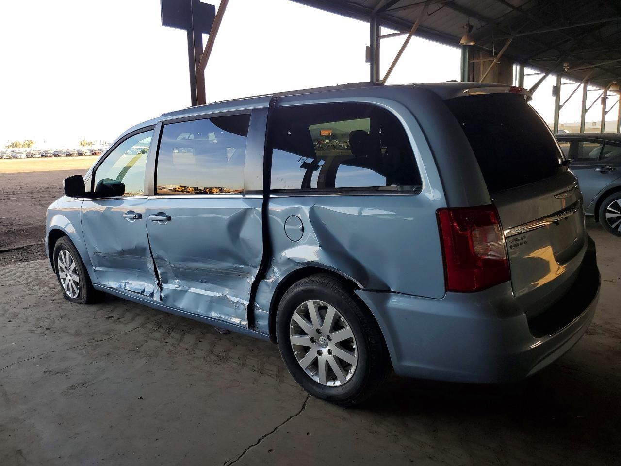 2016 Chrysler Town & Country Touring - Image 2