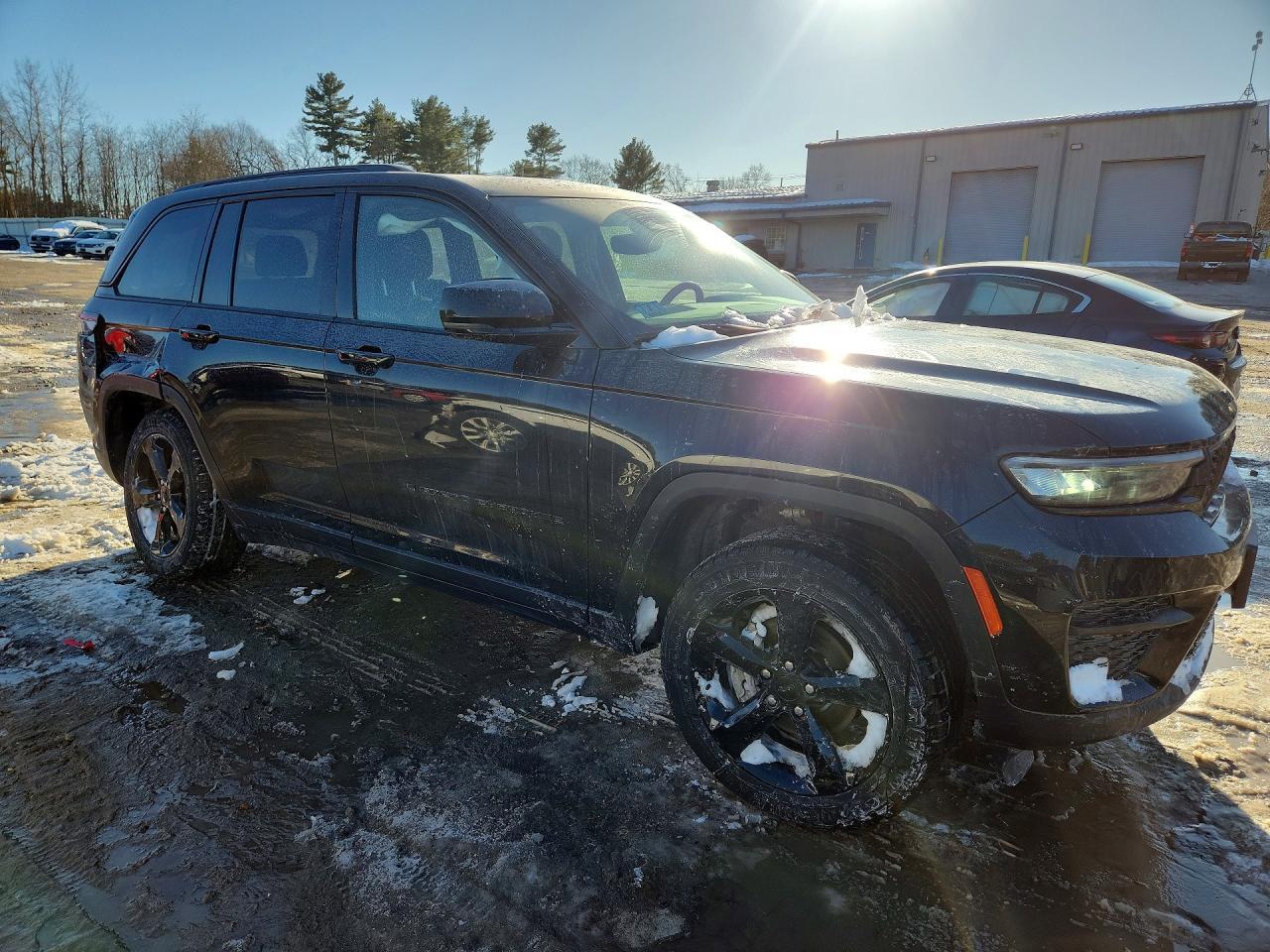 2023 Jeep Grand Cherokee Laredo - Image 4