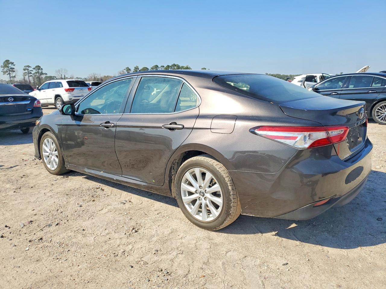 2018 Toyota Camry L - Фото 2