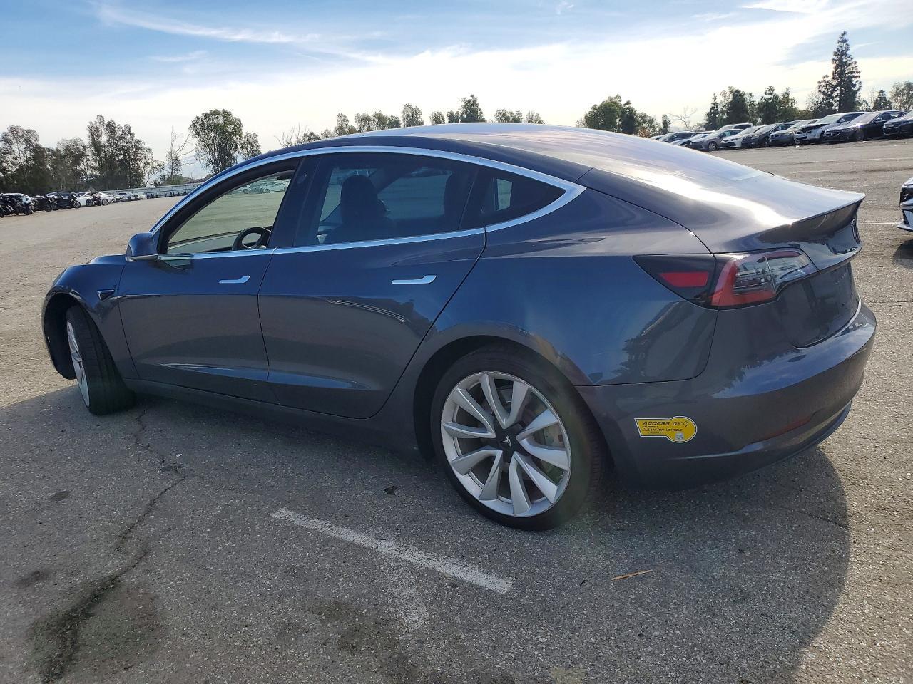 2018 Tesla Model 3 - Фото 2