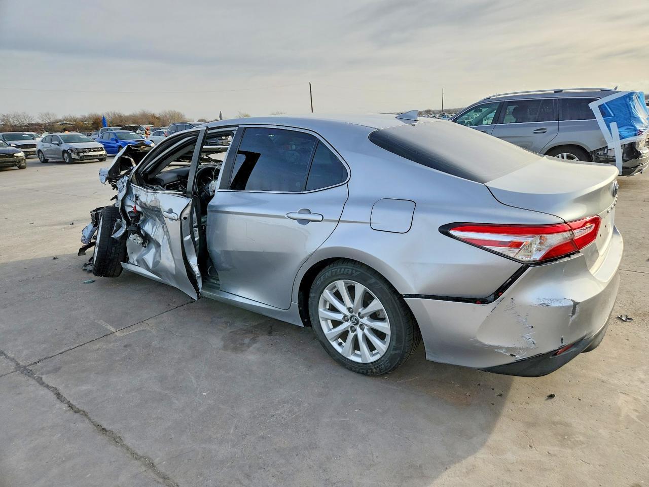 2020 Toyota Camry Le - Фото 2
