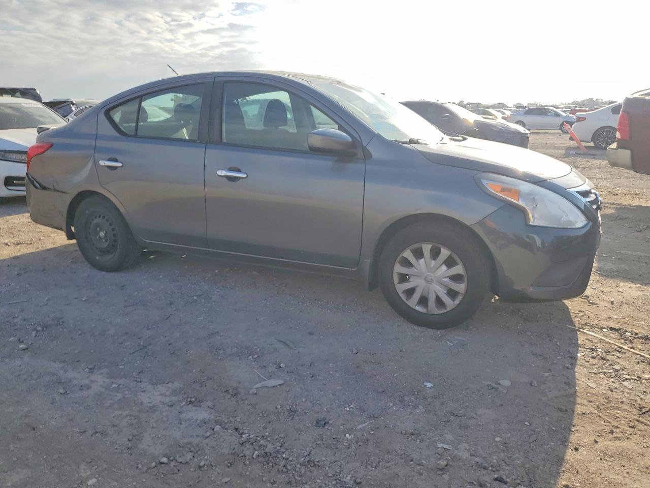 2016 Nissan Versa S - Фото 4