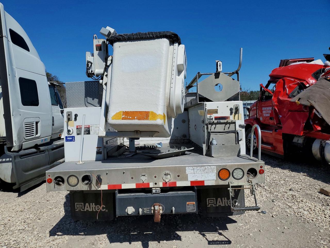 2015 Ford F450 Super Duty Bucket Truck - Фото 6