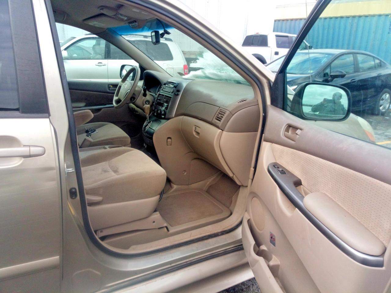 2010 Toyota Sienna Le 8-Passenger - Image 5