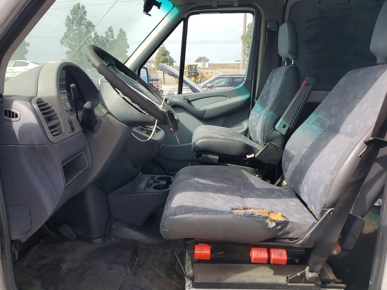2006 Dodge Sprinter 2500 Delivery Van - Фото 7