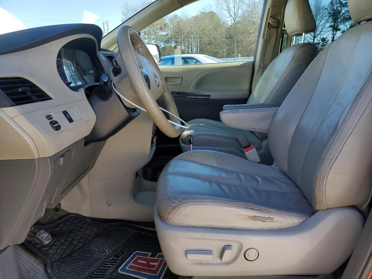 2011 Toyota Sienna Base 7-Passenger - Фото 7