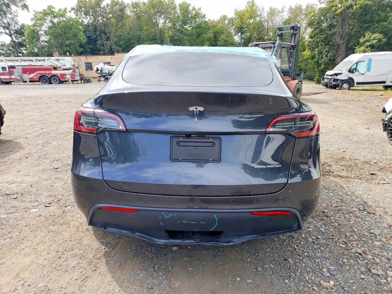 2025 Tesla Model Y - Image 6