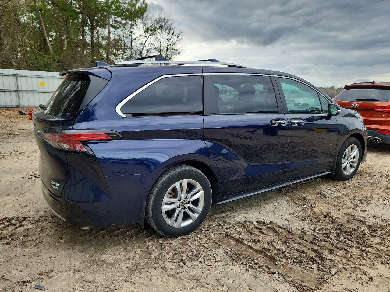 2024 Toyota Sienna Limited 7-Passenger - Image 3