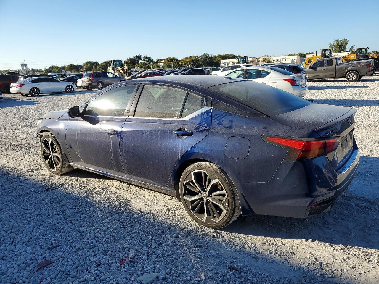 2023 Nissan Altima Sr - Фото 2