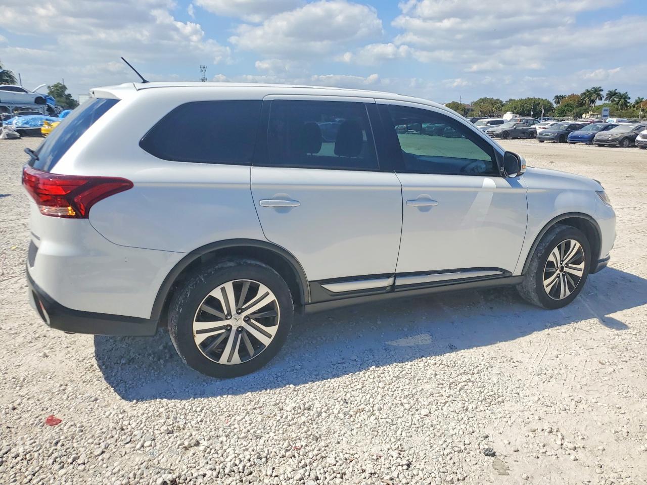 2016 Mitsubishi Outlander Se - Фото 3