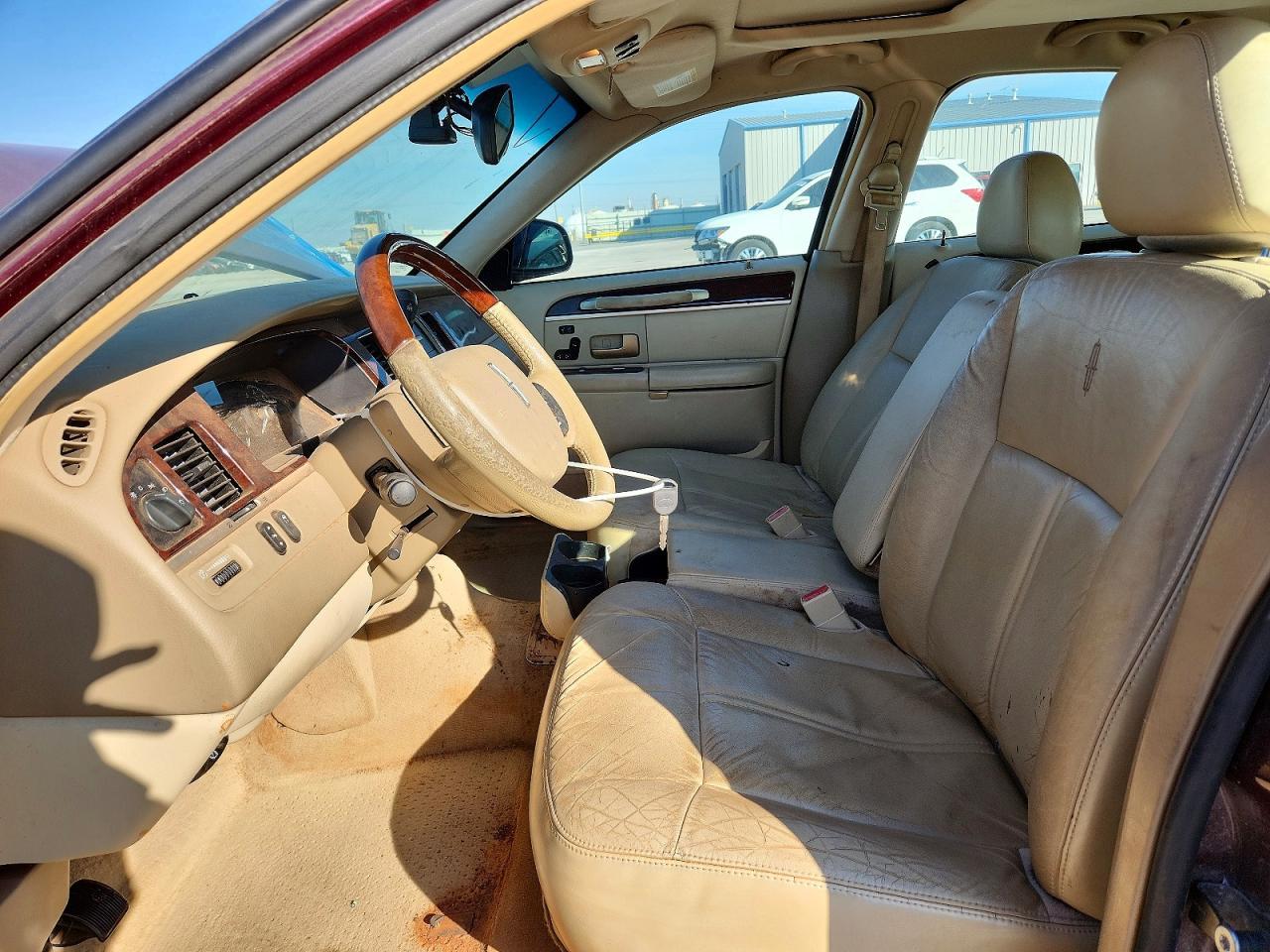 2006 Lincoln Town Car Signature Limited - Image 7