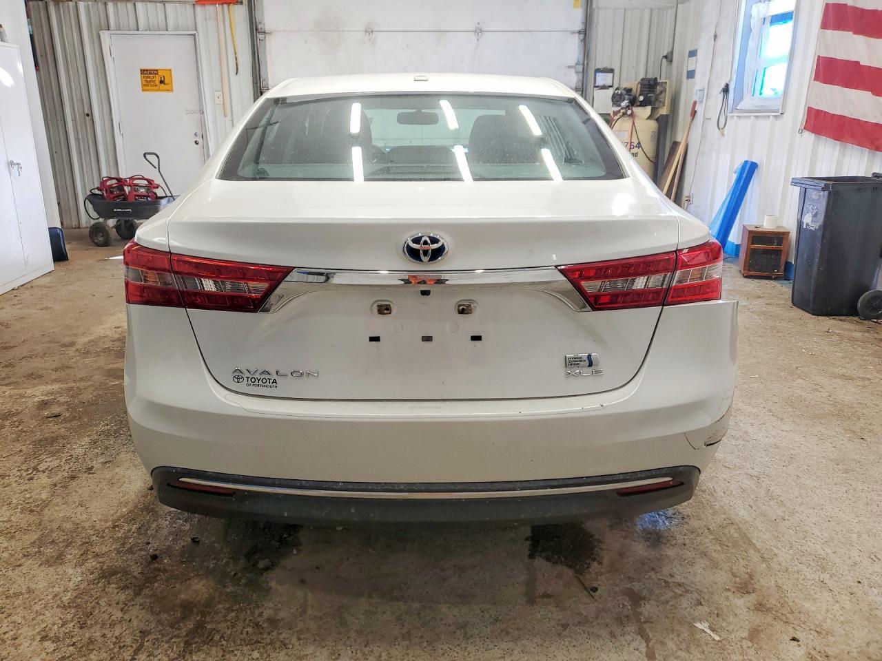 2016 Toyota Avalon Hybrid - Image 6