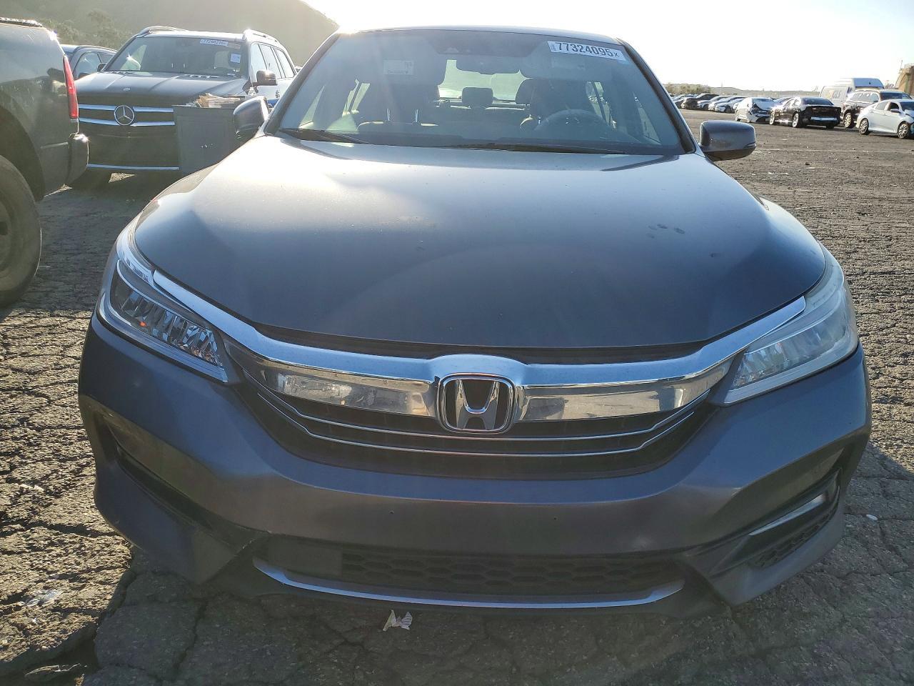 2017 Honda Accord Touring Hybrid - Фото 5