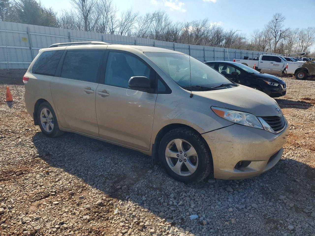 2011 Toyota Sienna Le - Фото 4