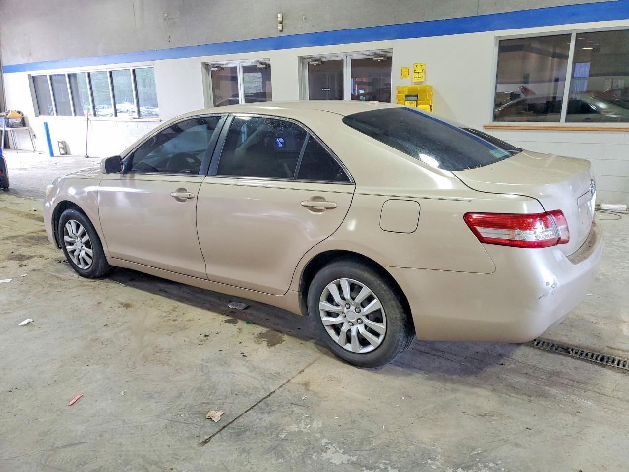 2011 Toyota Camry Le - Фото 2