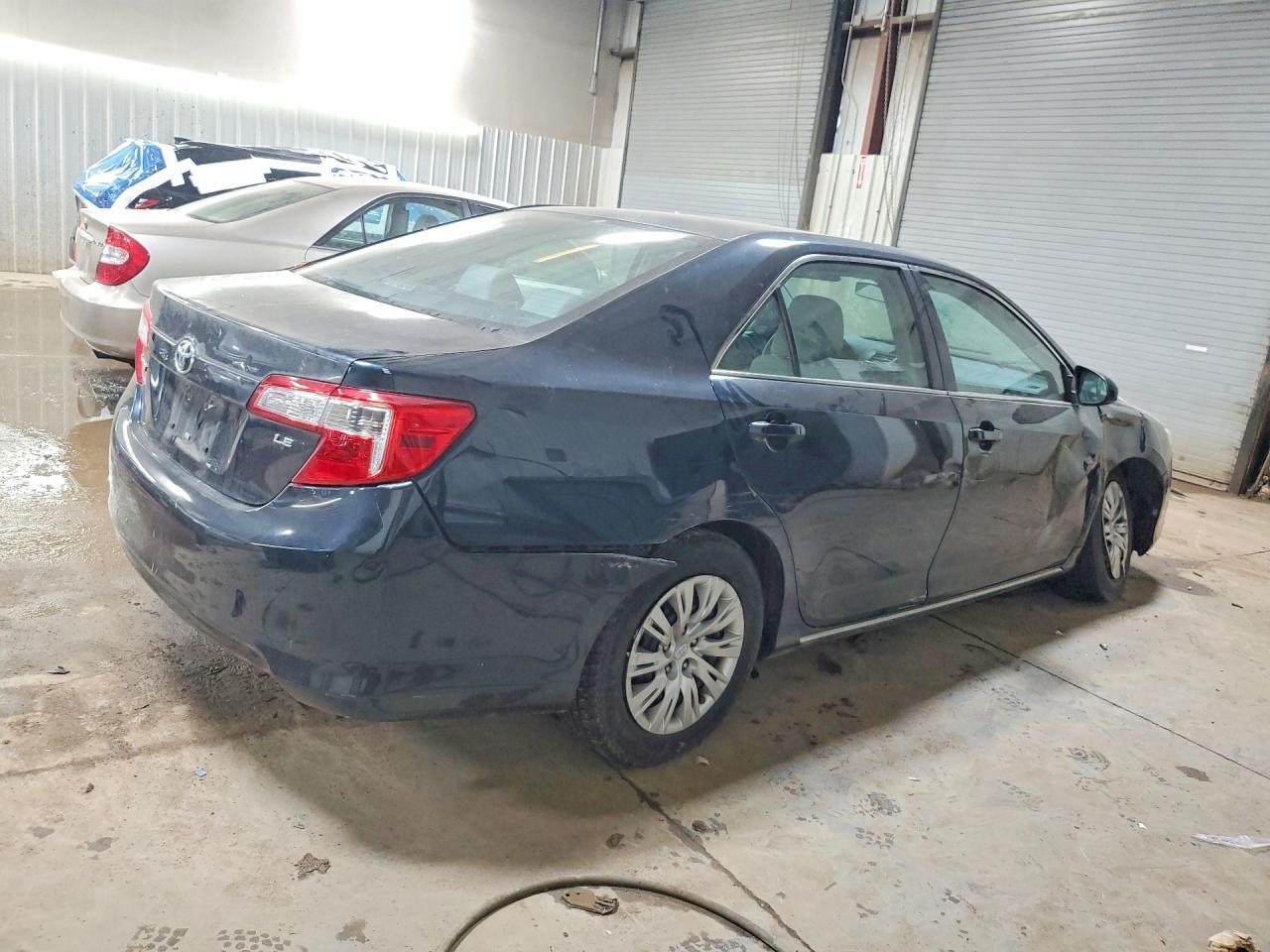 2014 Toyota Camry Le - Фото 3