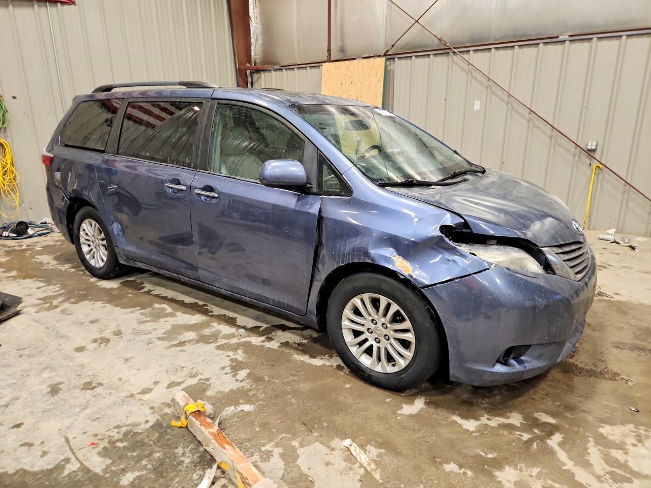 2015 Toyota Sienna Xle - Фото 4