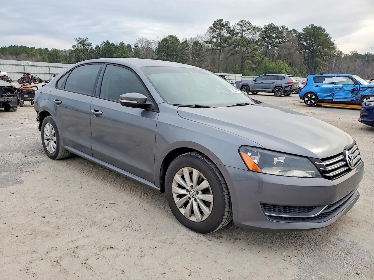 2013 Volkswagen Passat S - Image 4