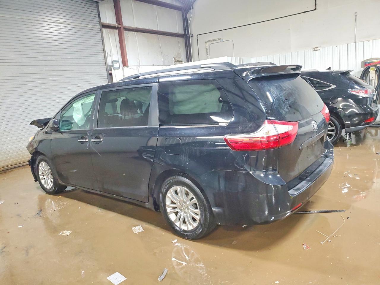 2016 Toyota Sienna Xle 8-Passenger - Фото 2