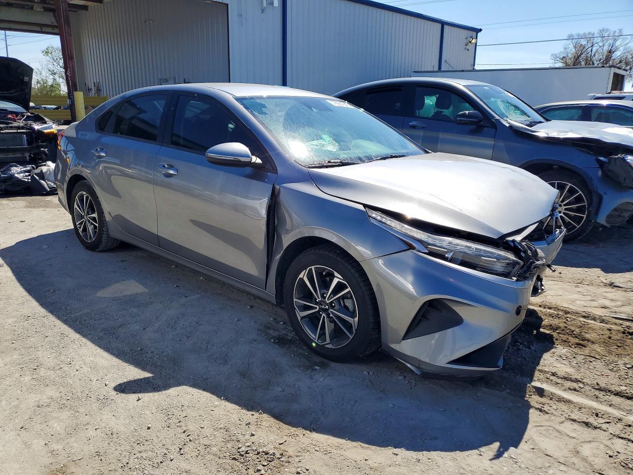 2023 Kia Forte Lxs - Image 4