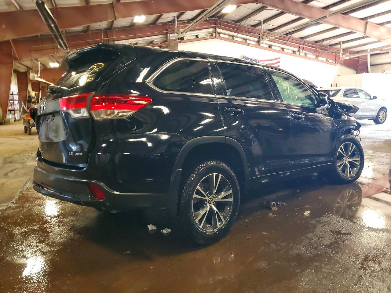 2018 Toyota Highlander Le Plus - Image 3