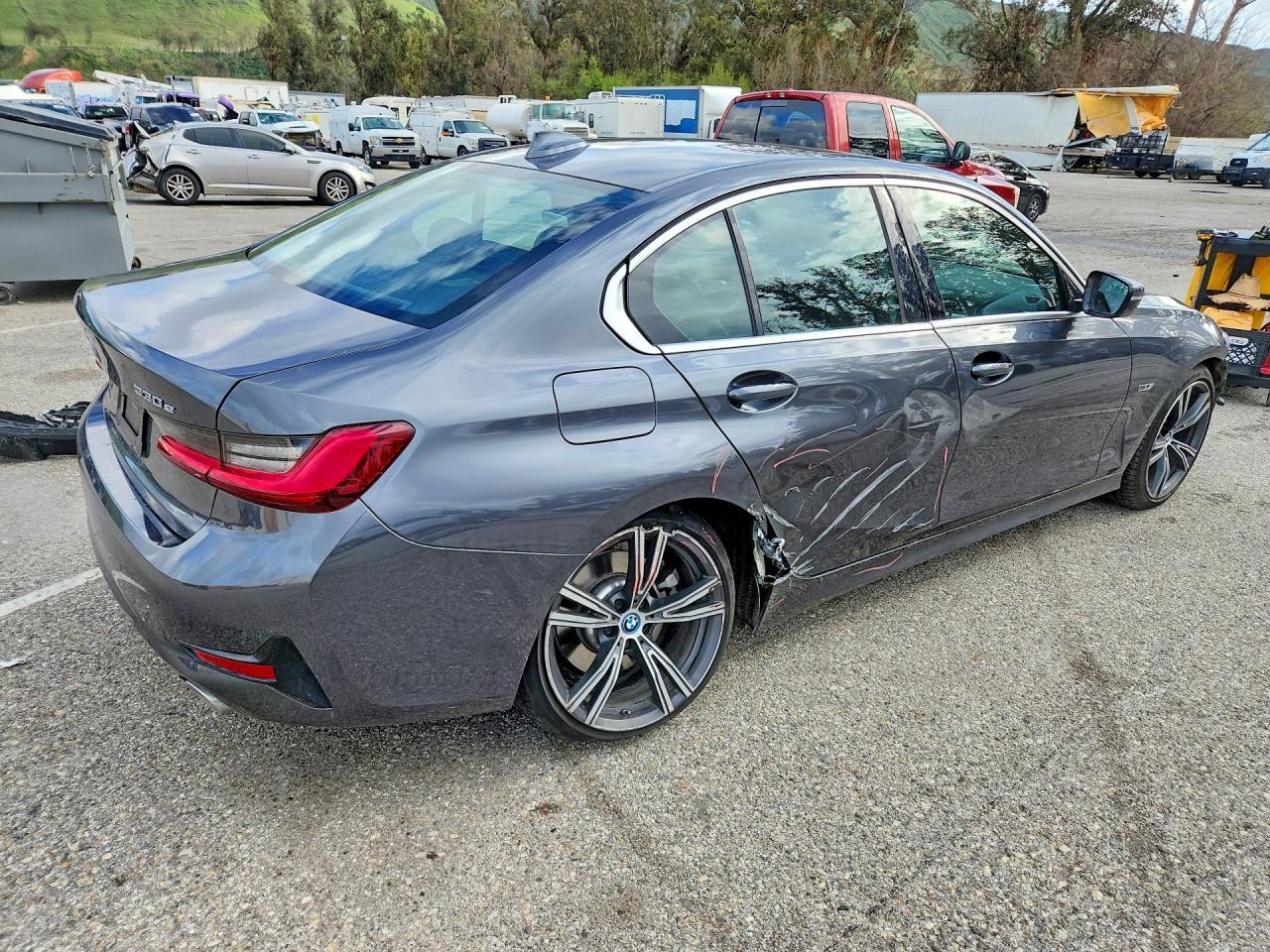 2022 BMW 330E - Фото 3