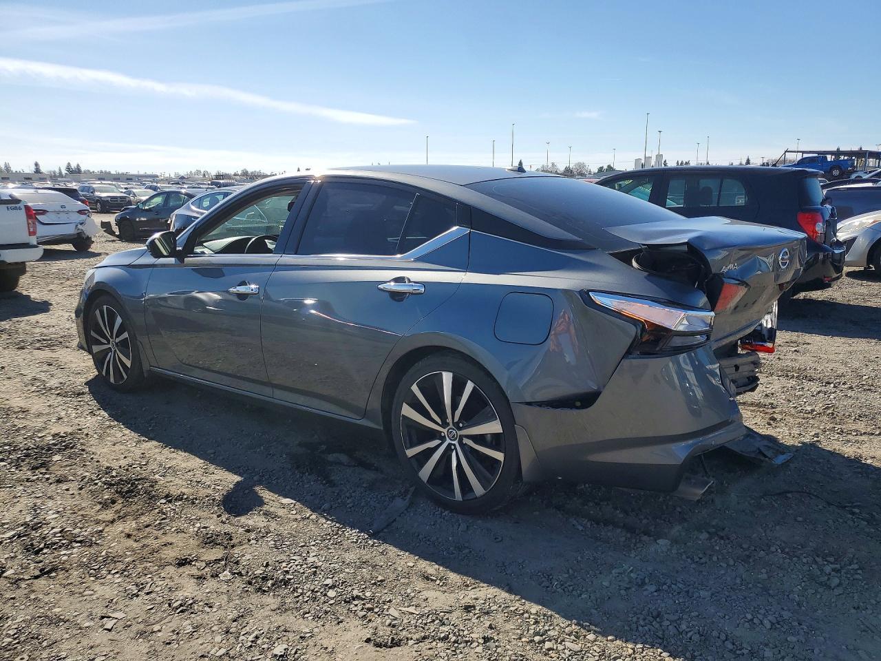 2020 Nissan Altima Platinum - Image 2