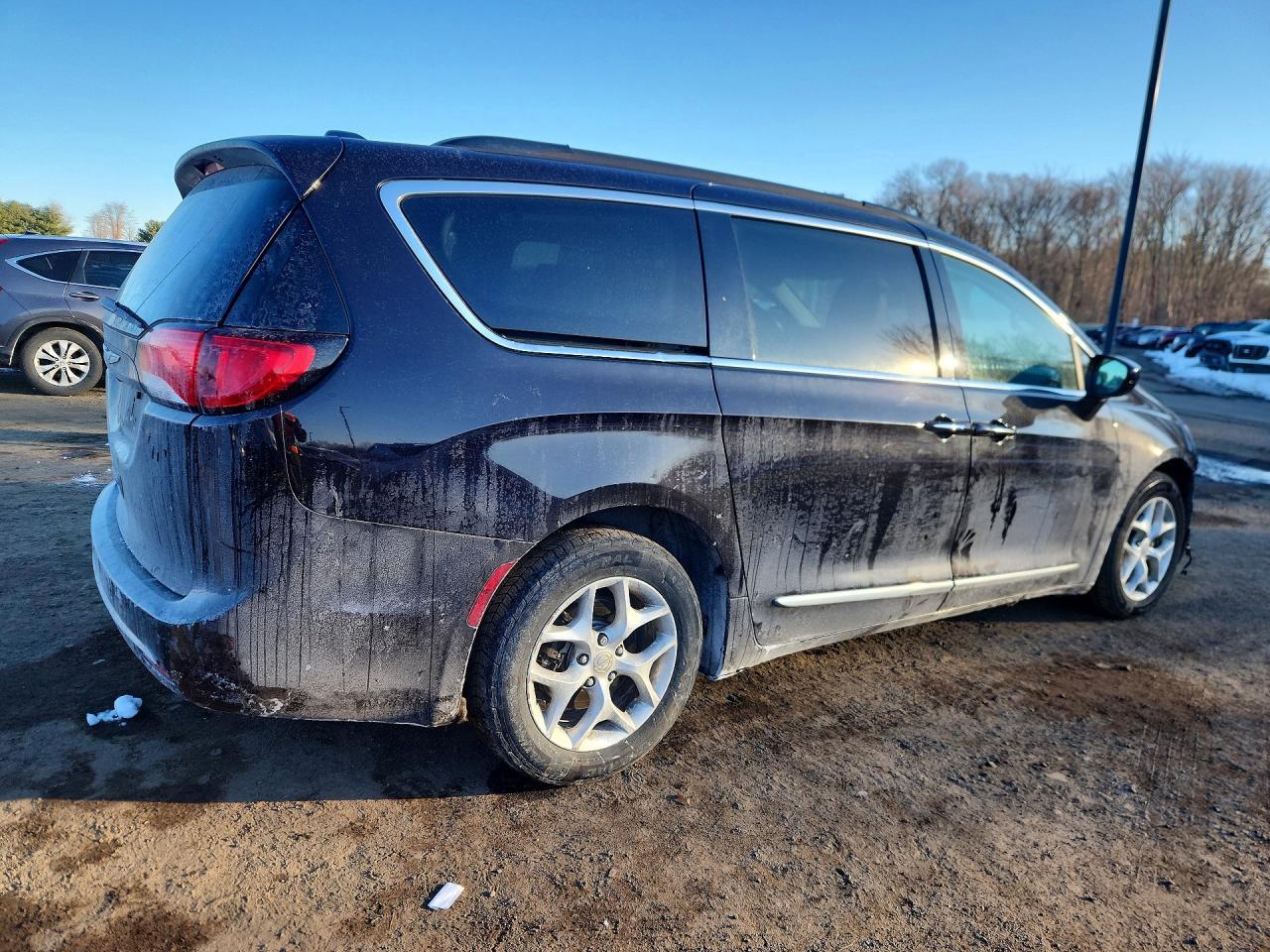 2017 Chrysler Pacifica Touring L - Image 3