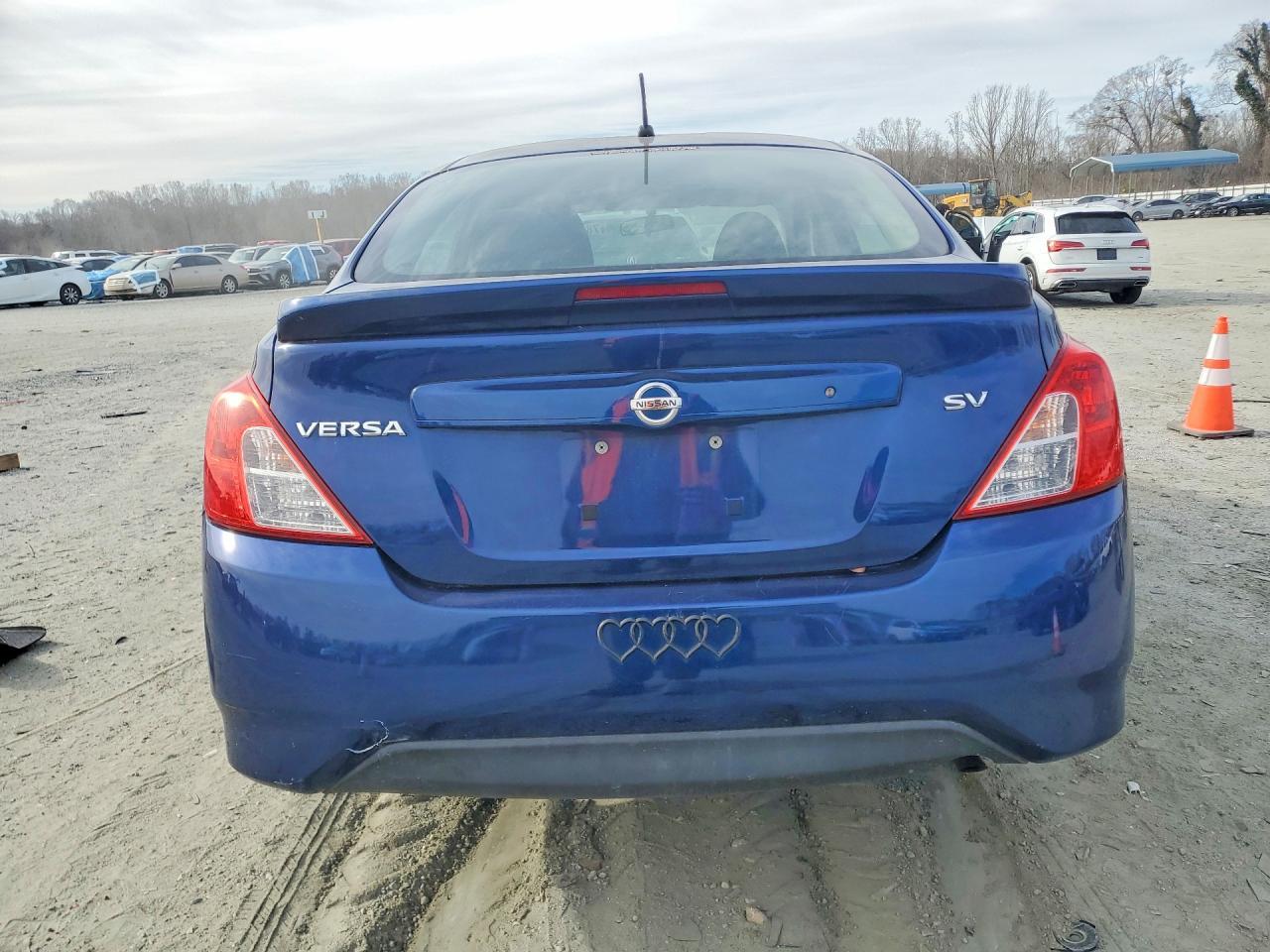 2018 Nissan Versa Sv - Image 6