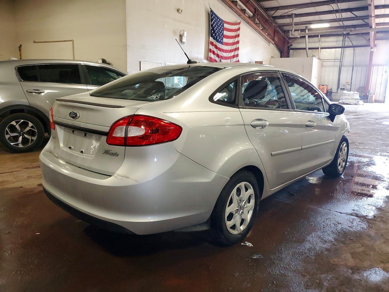 2012 Ford Fiesta Se - Фото 3