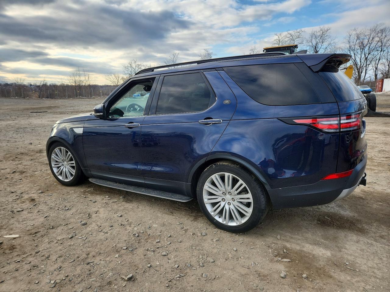 2018 Land Rover Discovery Hse Luxury - Image 2