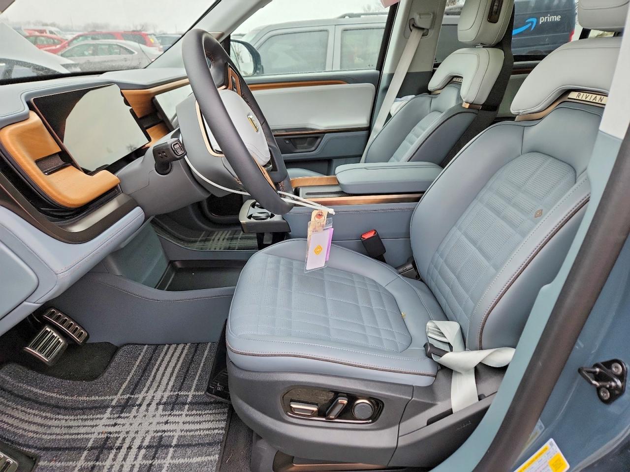 2026 Rivian R1S Premium - Image 7