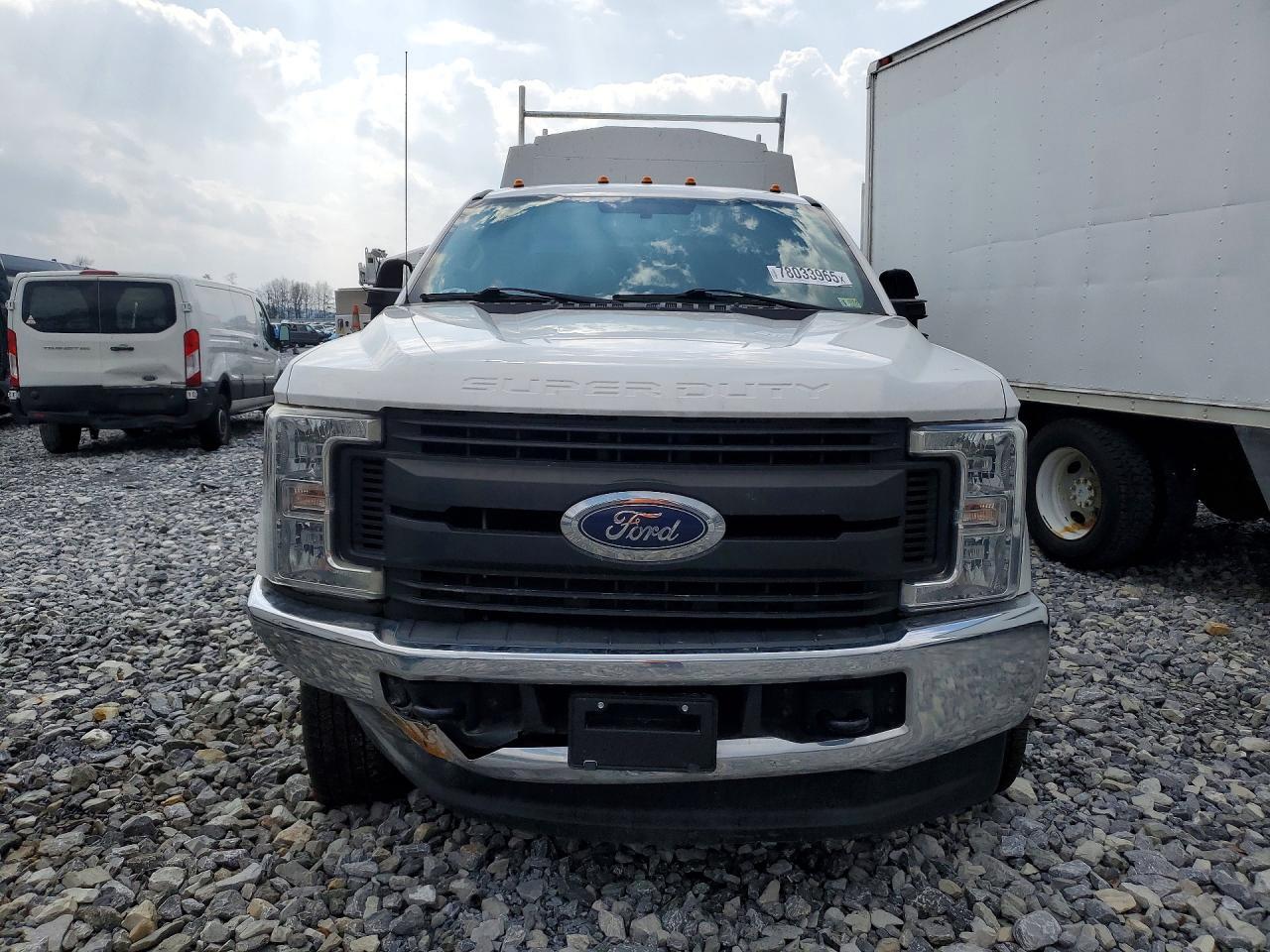 2018 Ford F350 Super Duty Utility / Service Truck - Image 5