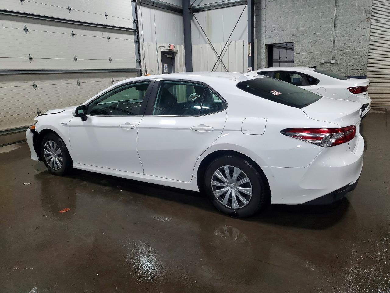 2019 Toyota Camry Hybrid Le - Фото 2