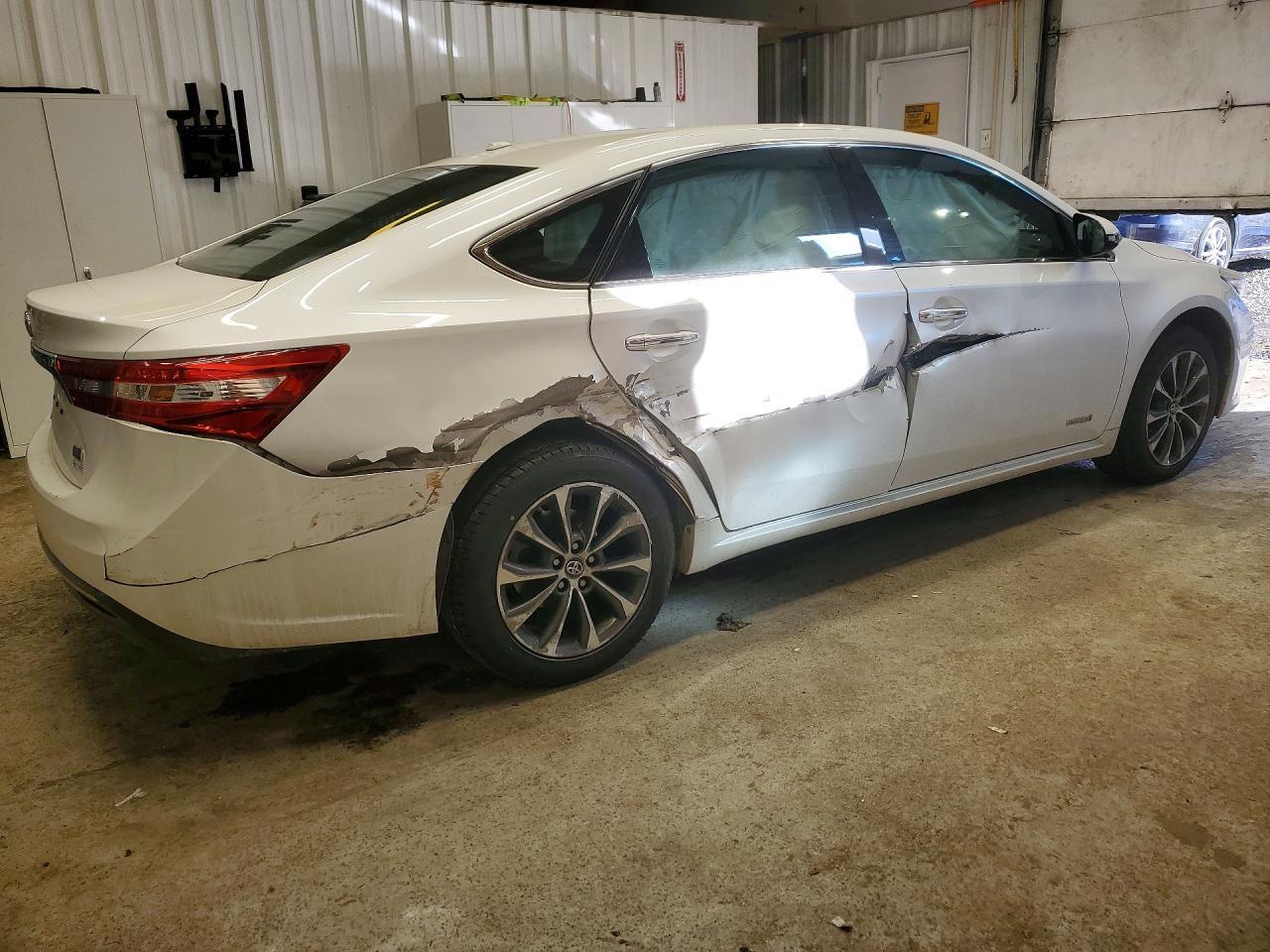 2016 Toyota Avalon Hybrid - Image 3