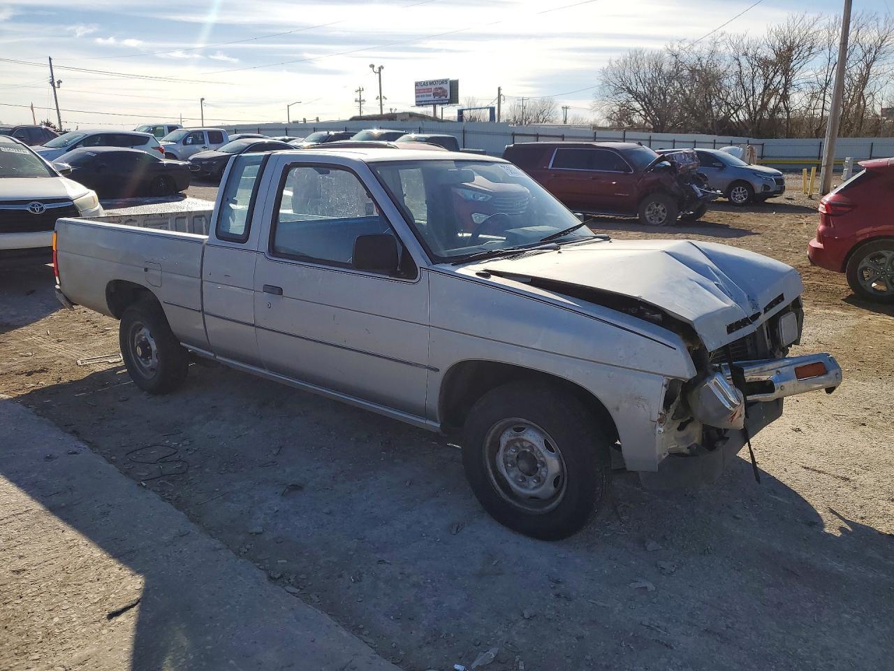 1986 Nissan D21 King Cab - Image 4