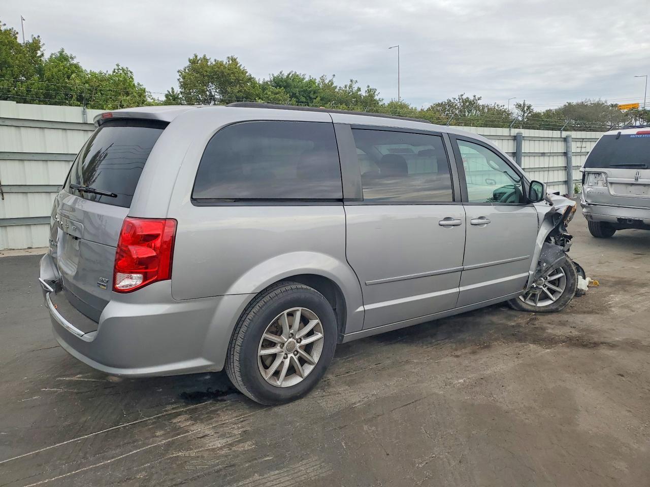2015 Dodge Grand Caravan Sxt - Image 3