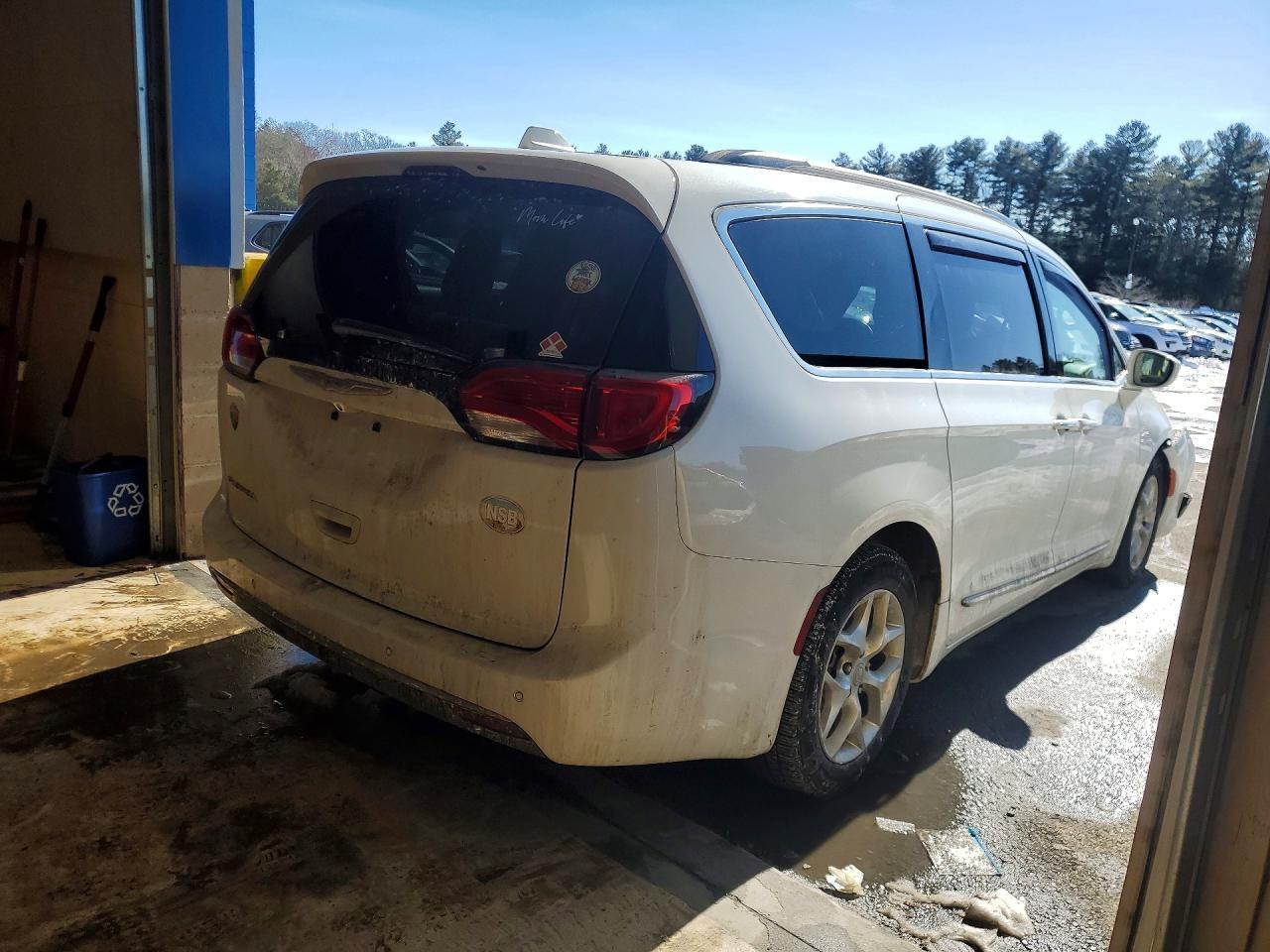 2017 Chrysler Pacifica - Image 3